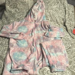 Cuddle up with this soft zip up the front all in one jumpsuit